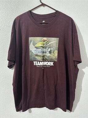 The Nike Tee Mens 3XL “Teamwork” Graphic Print Short Sleeve T-Shirt Loose Fit